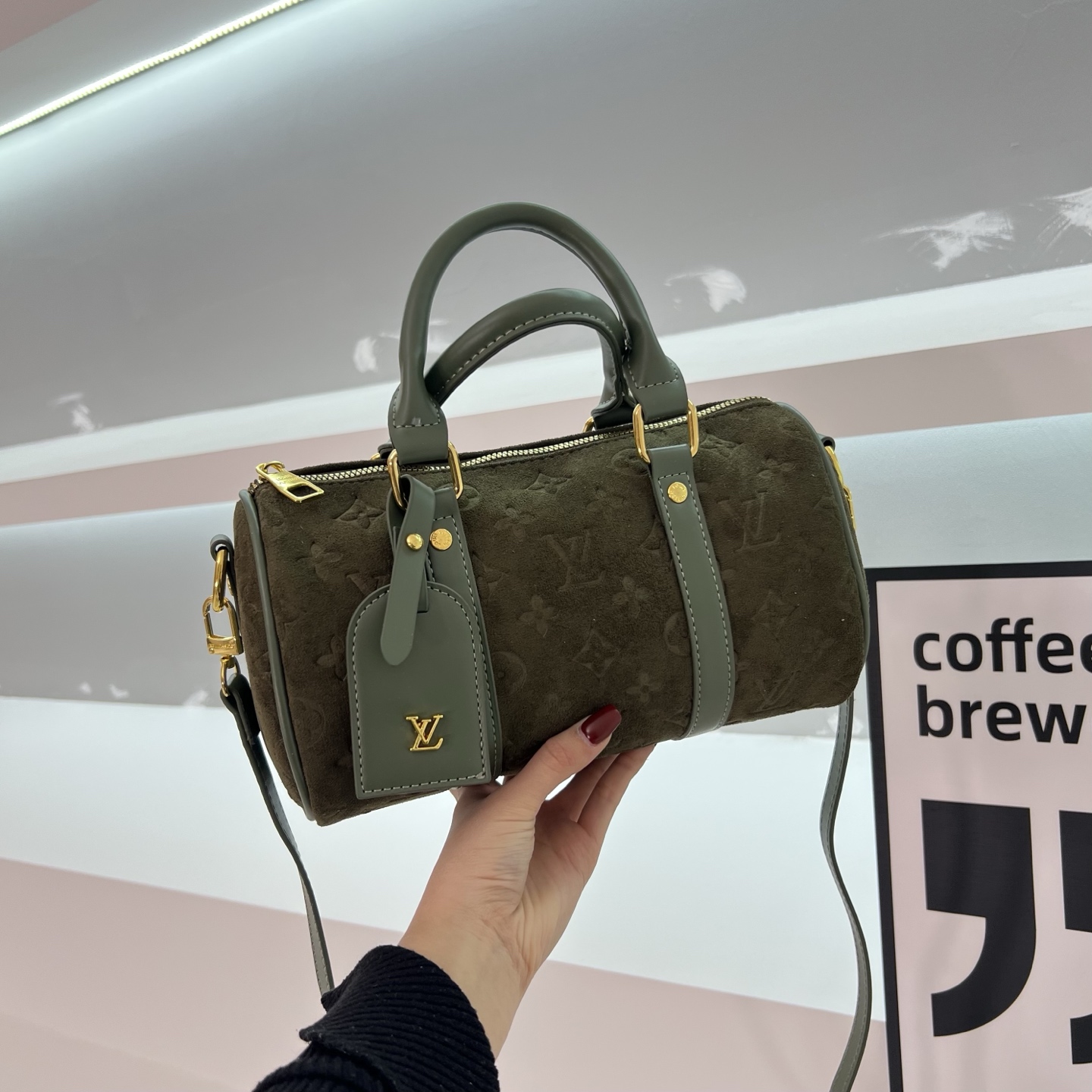 Stylish and versatile pillow bag