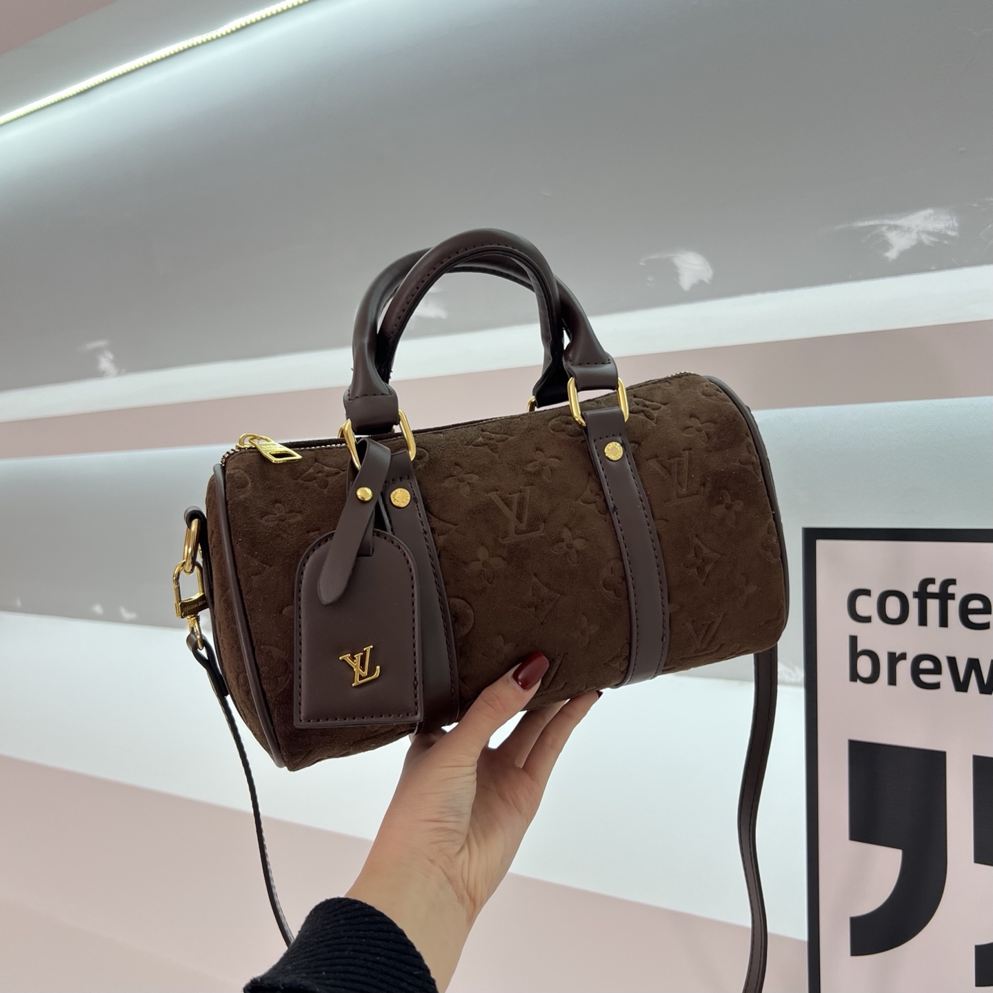 Stylish and versatile pillow bag