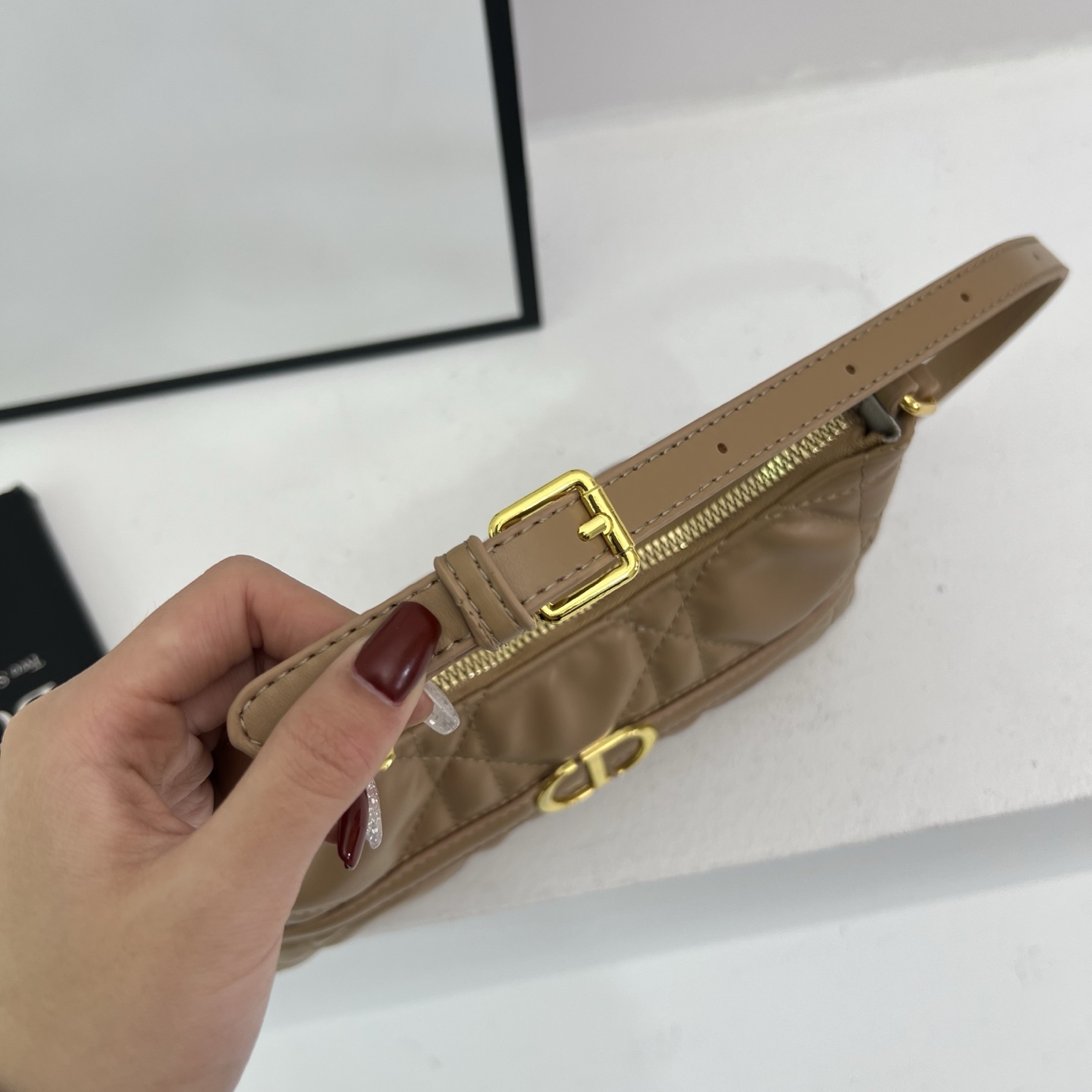 Stylish and attractive single-shoulder bag