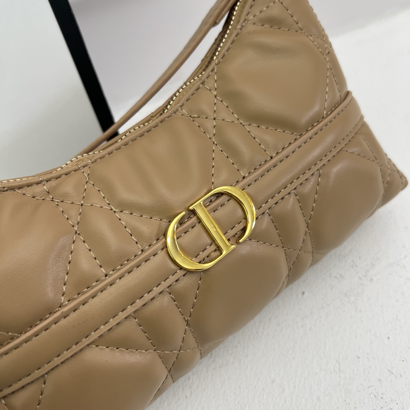 Stylish and attractive single-shoulder bag