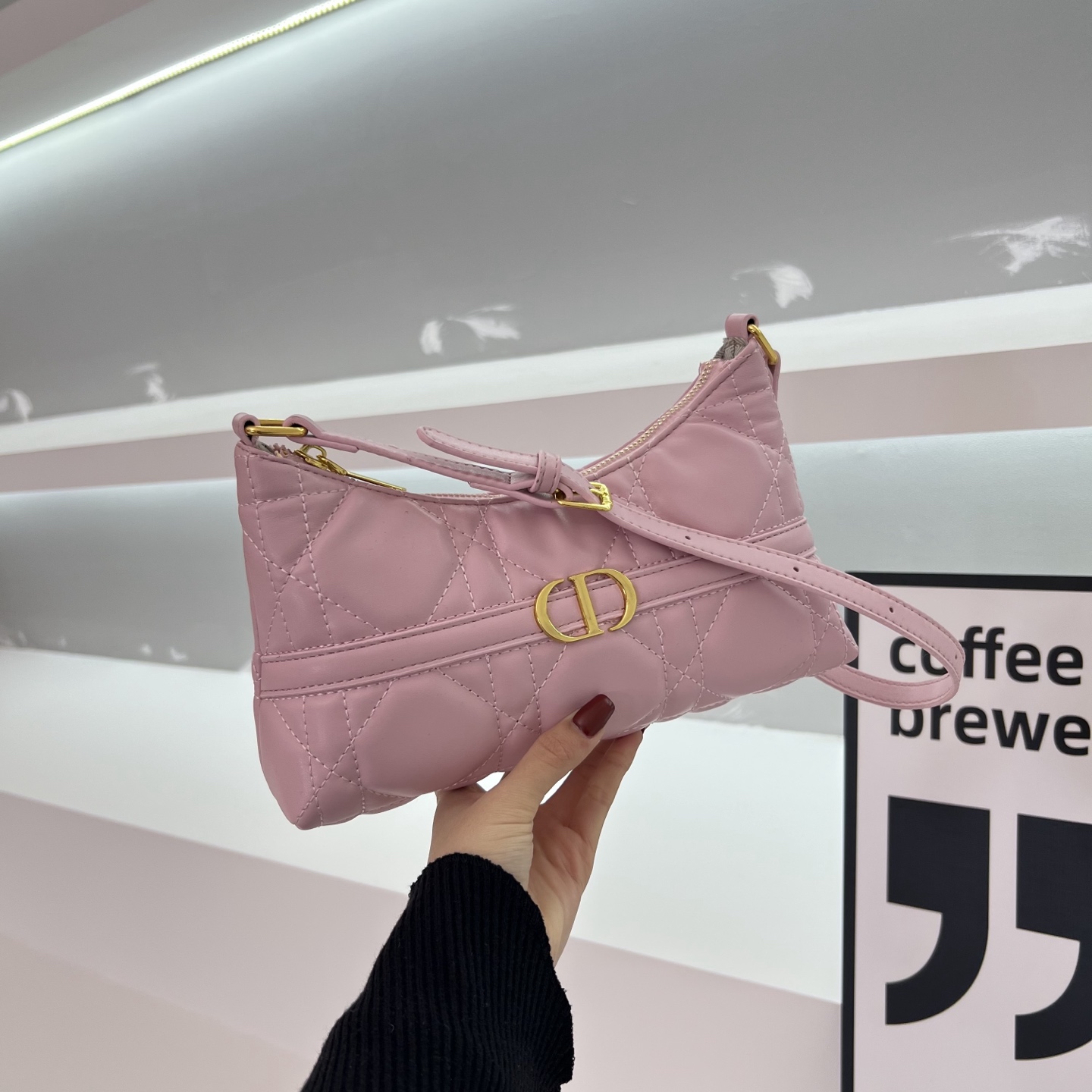 Stylish and attractive single-shoulder bag