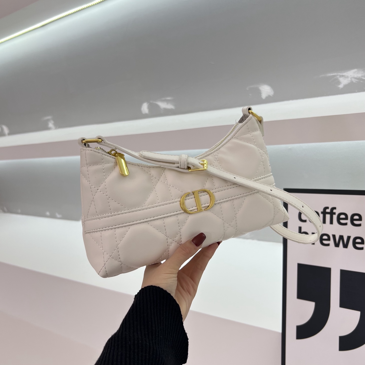 Stylish and attractive single-shoulder bag