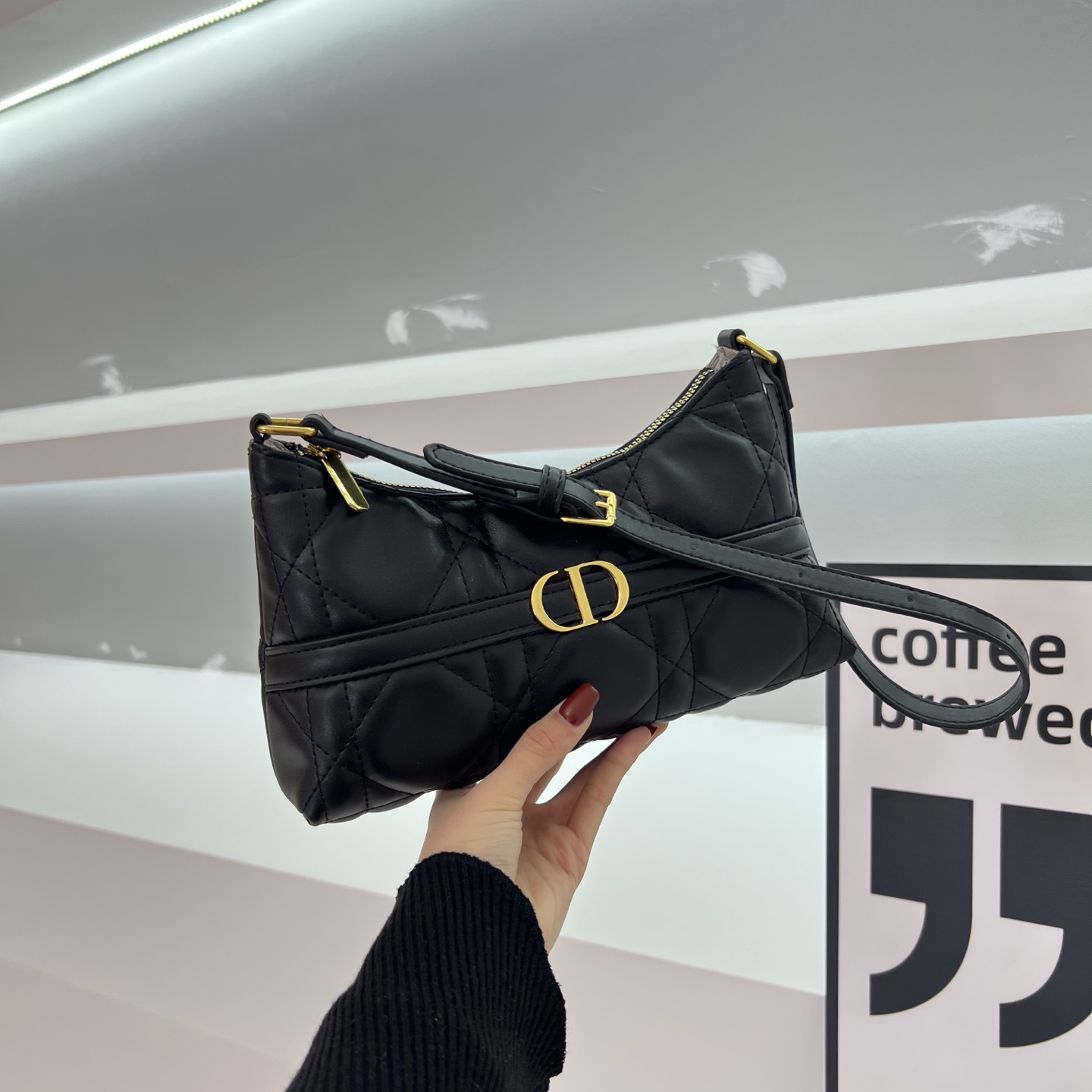 Stylish and attractive single-shoulder bag