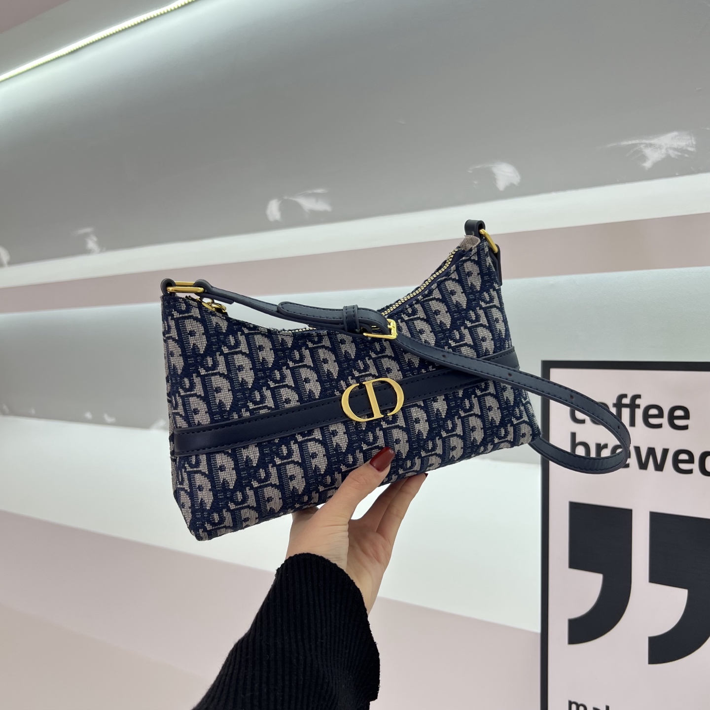 Stylish and attractive single-shoulder bag