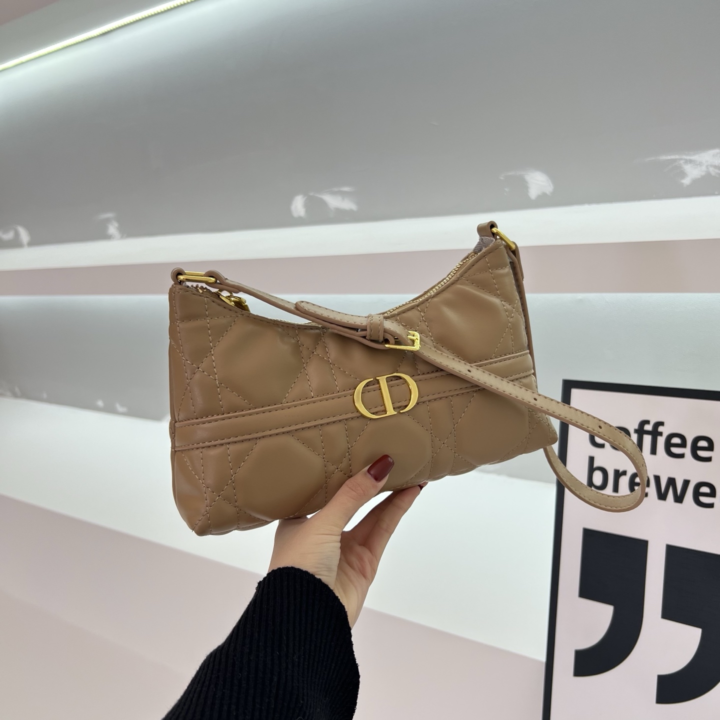 Stylish and attractive single-shoulder bag