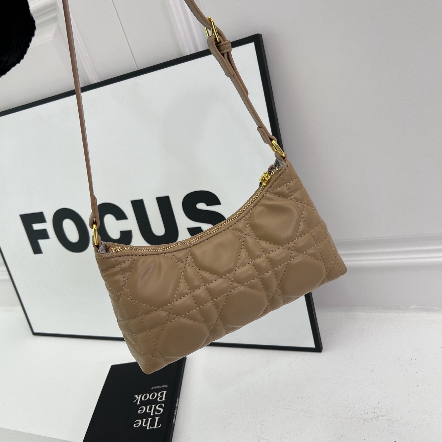 Stylish and attractive single-shoulder bag