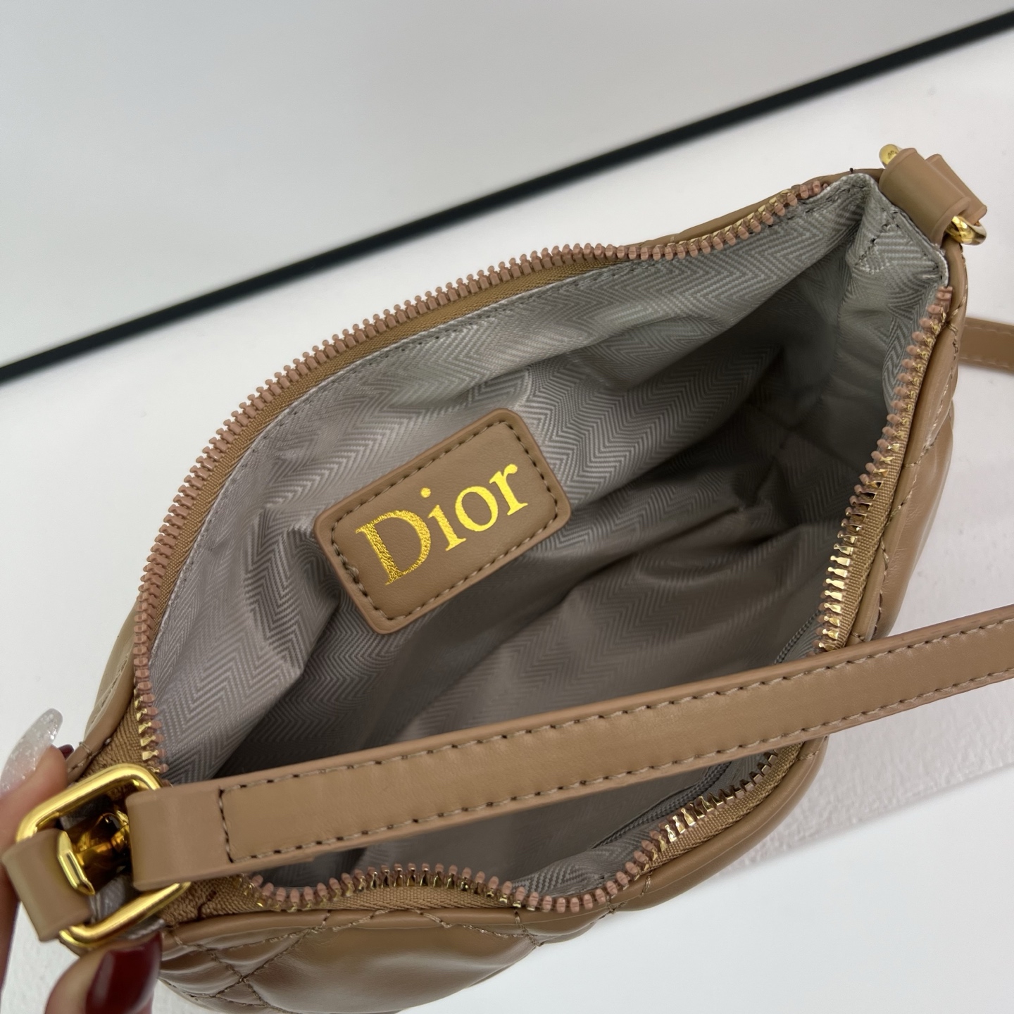 Stylish and attractive single-shoulder bag