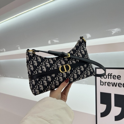 Stylish and attractive single-shoulder bag