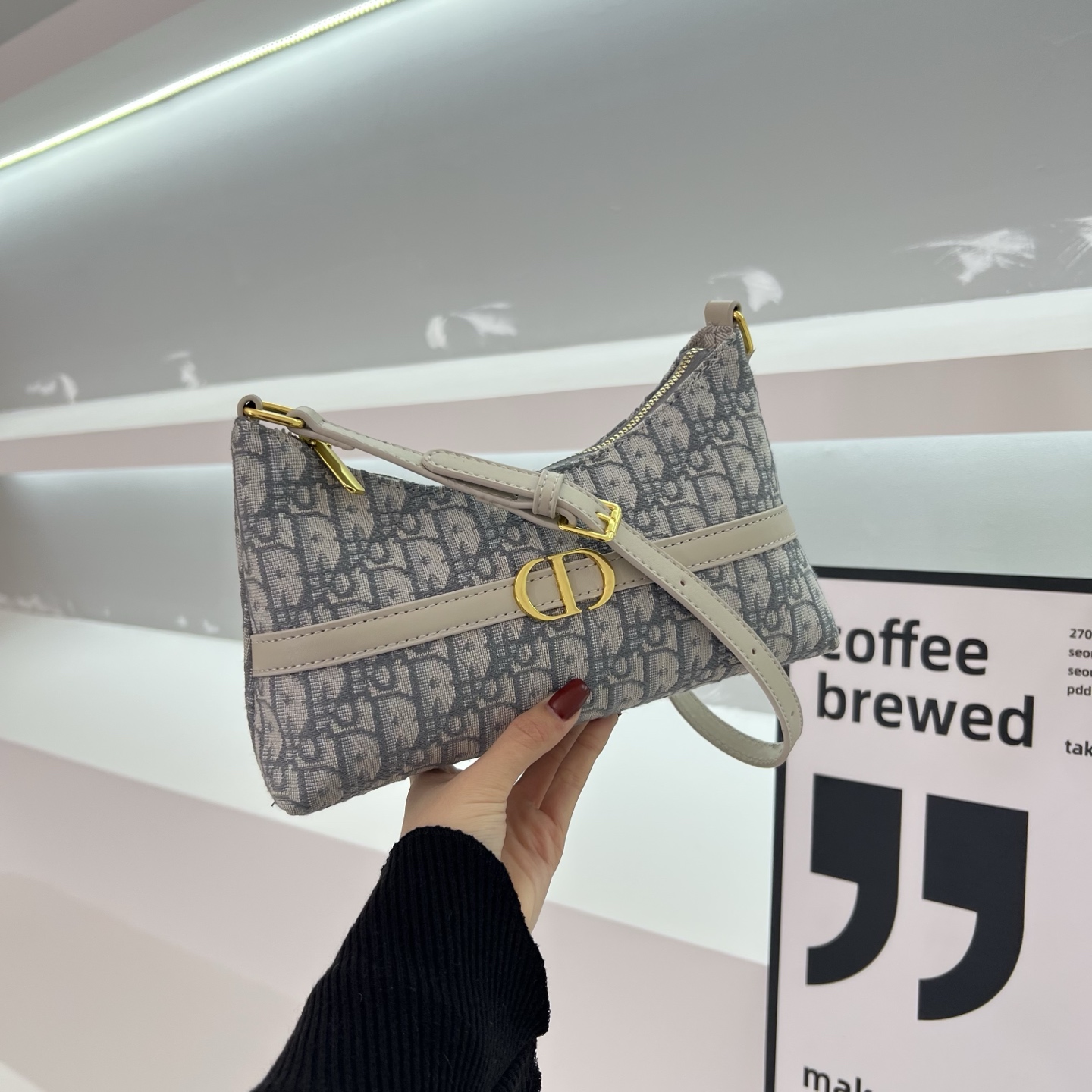 Stylish and attractive single-shoulder bag