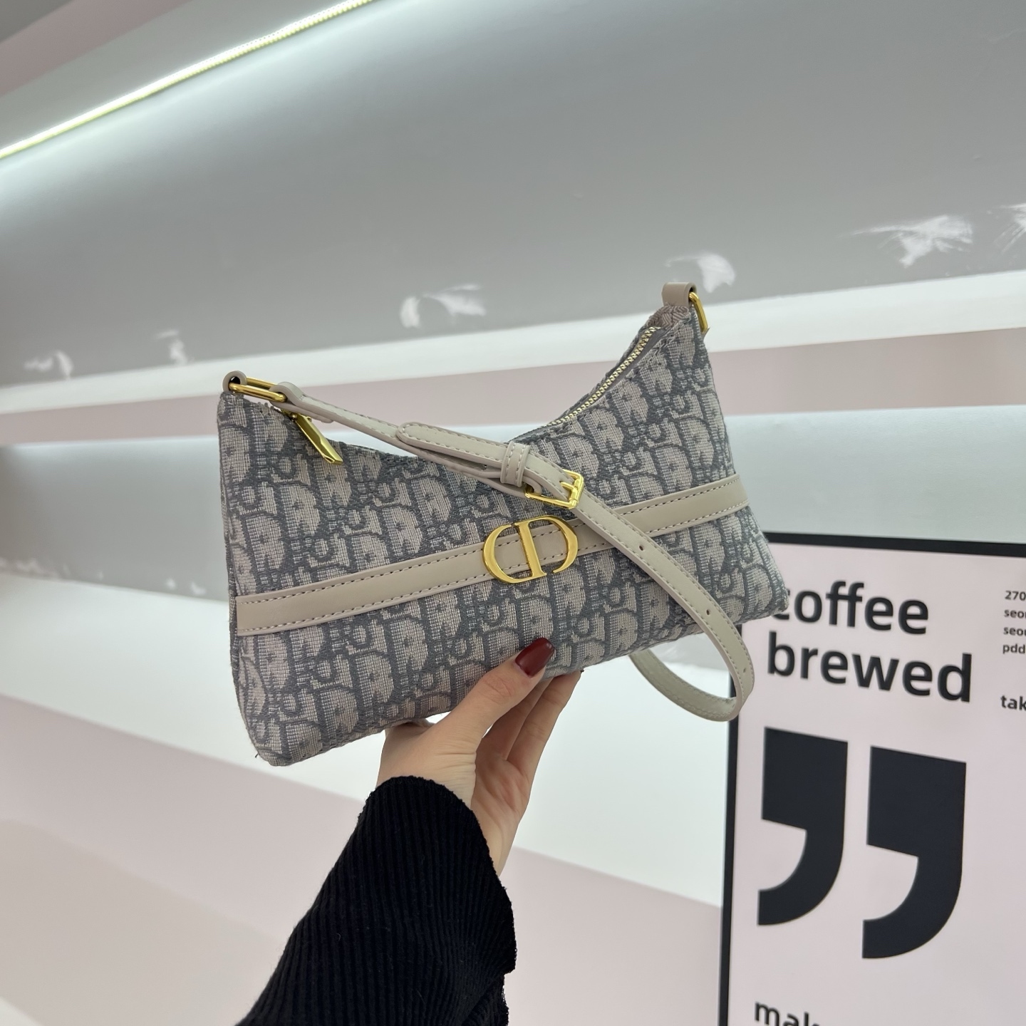 Stylish and attractive single-shoulder bag