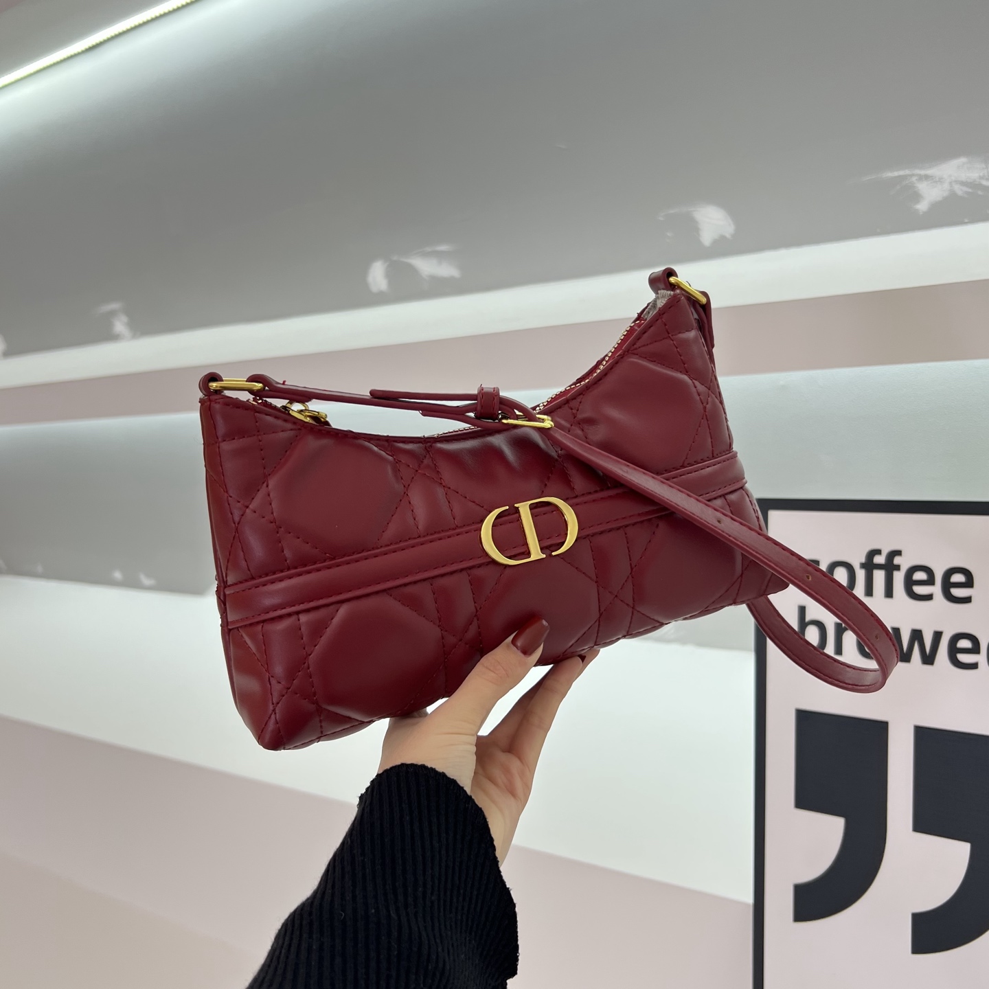 Stylish and attractive single-shoulder bag