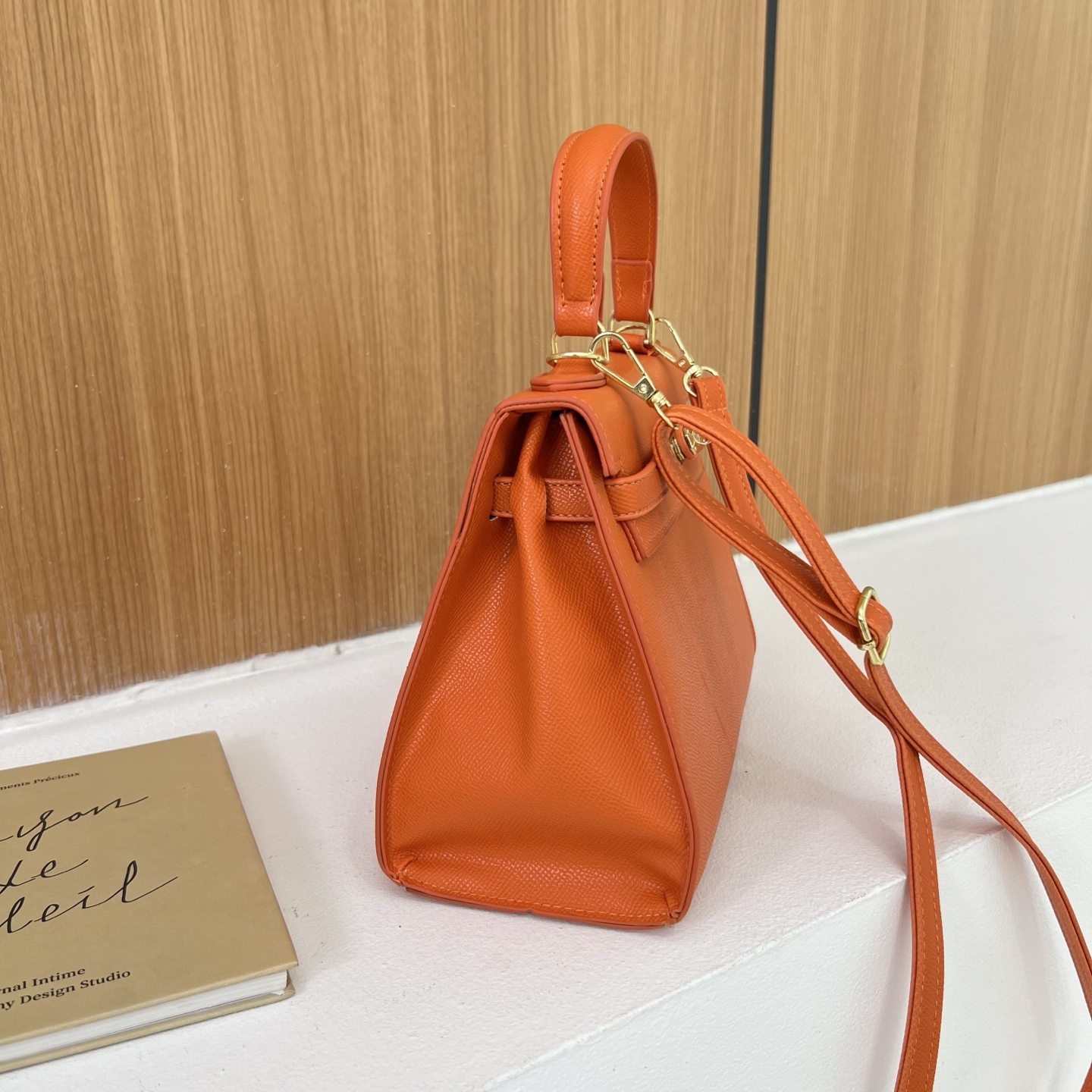 New stylish and high-quality tote/shoulder bag