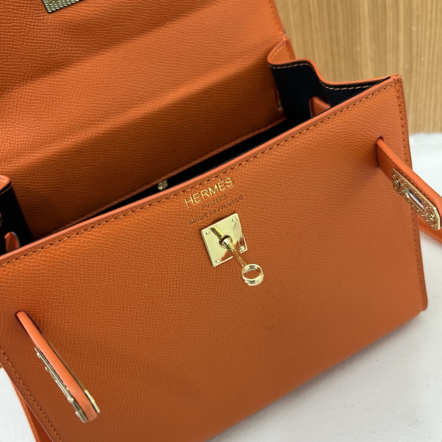 New stylish and high-quality tote/shoulder bag