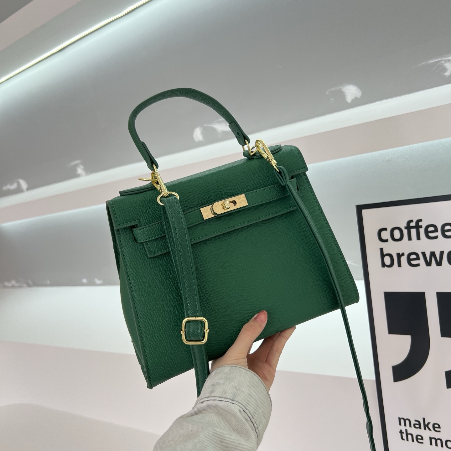 New stylish and high-quality tote/shoulder bag