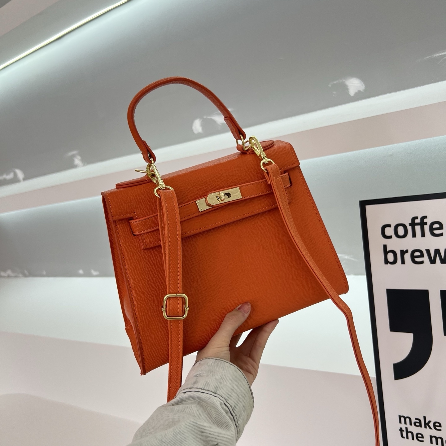 New stylish and high-quality tote/shoulder bag