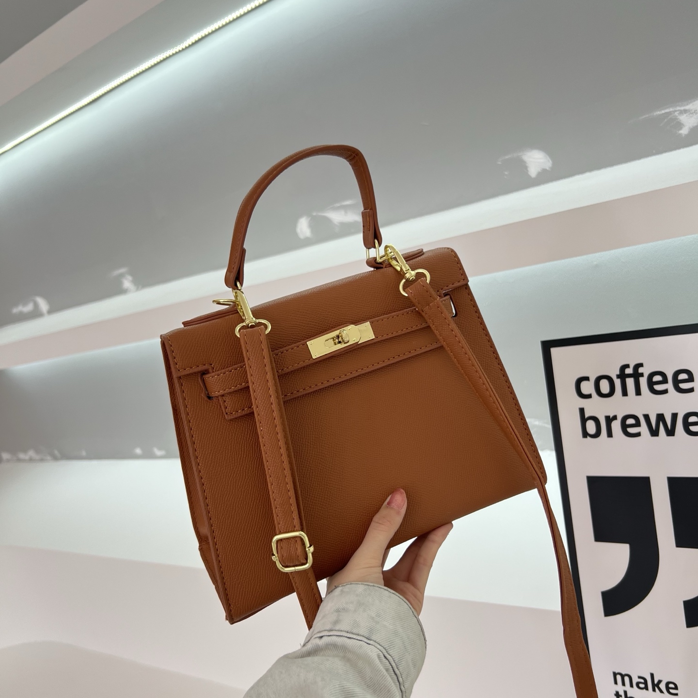 New stylish and high-quality tote/shoulder bag