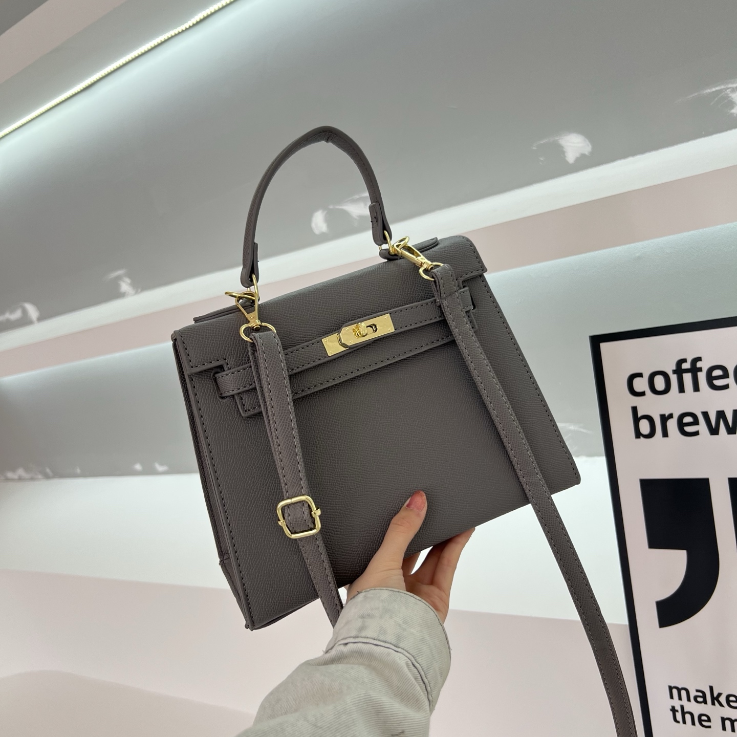 New stylish and high-quality tote/shoulder bag