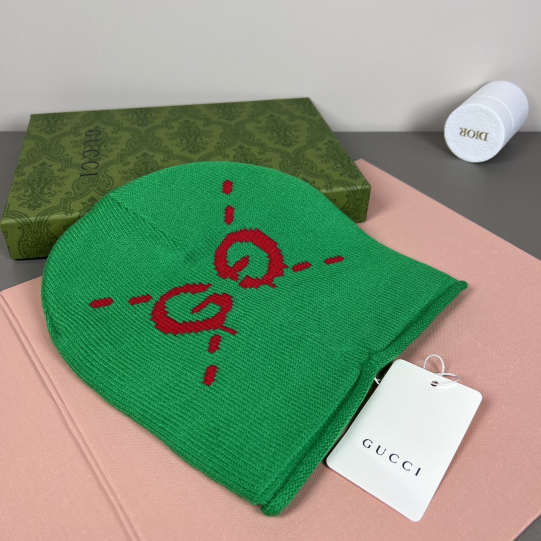 New arrival: Knitted hat with decorative headband.