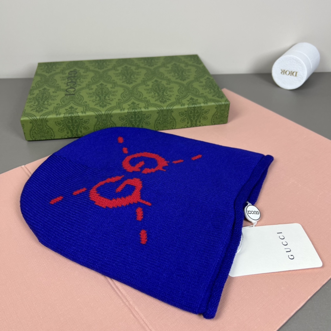 New arrival: Knitted hat with decorative headband.