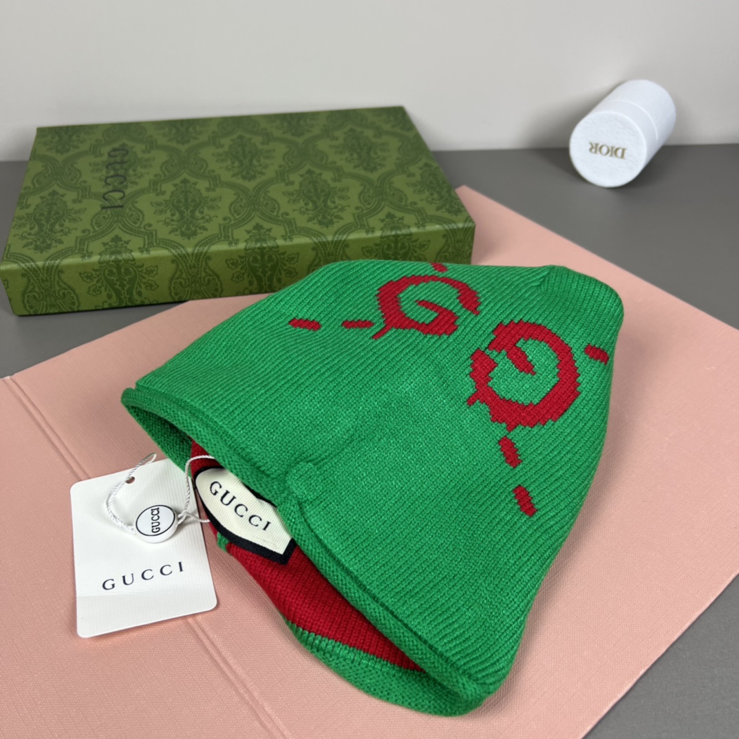 New arrival: Knitted hat with decorative headband.