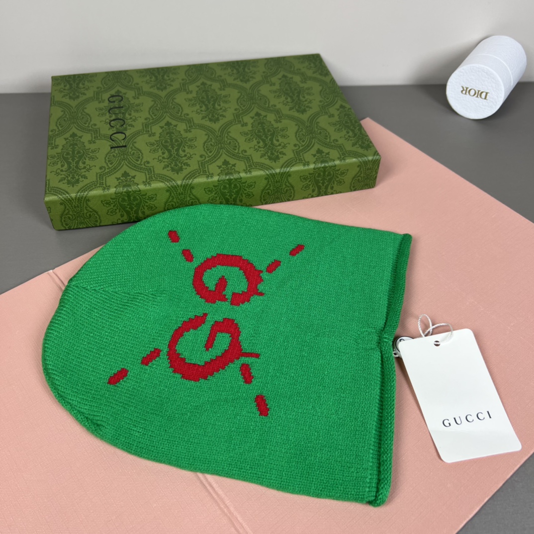 New arrival: Knitted hat with decorative headband.