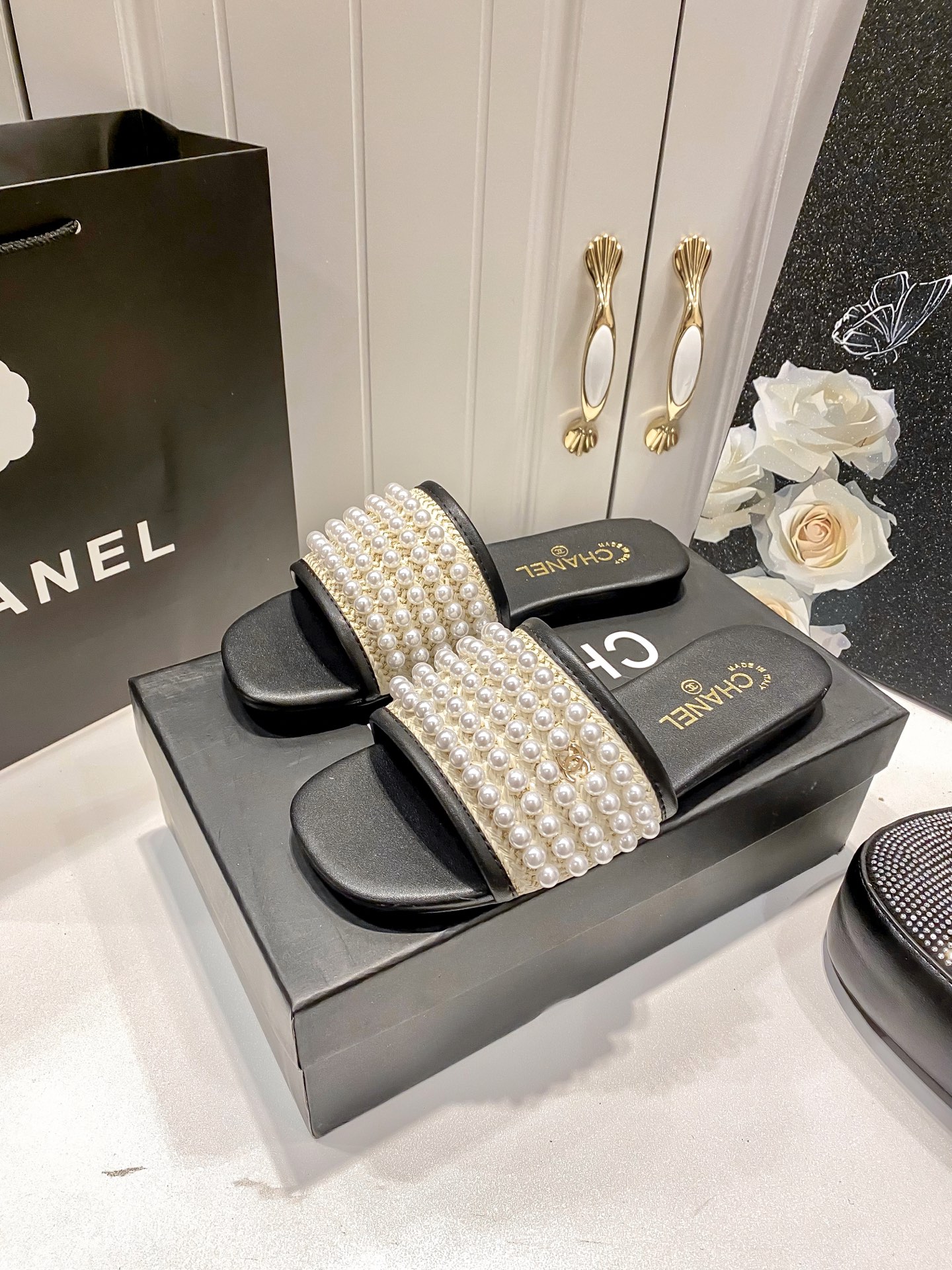 New pearl-embellished flat sandals