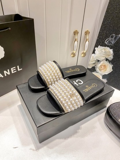New pearl-embellished flat sandals
