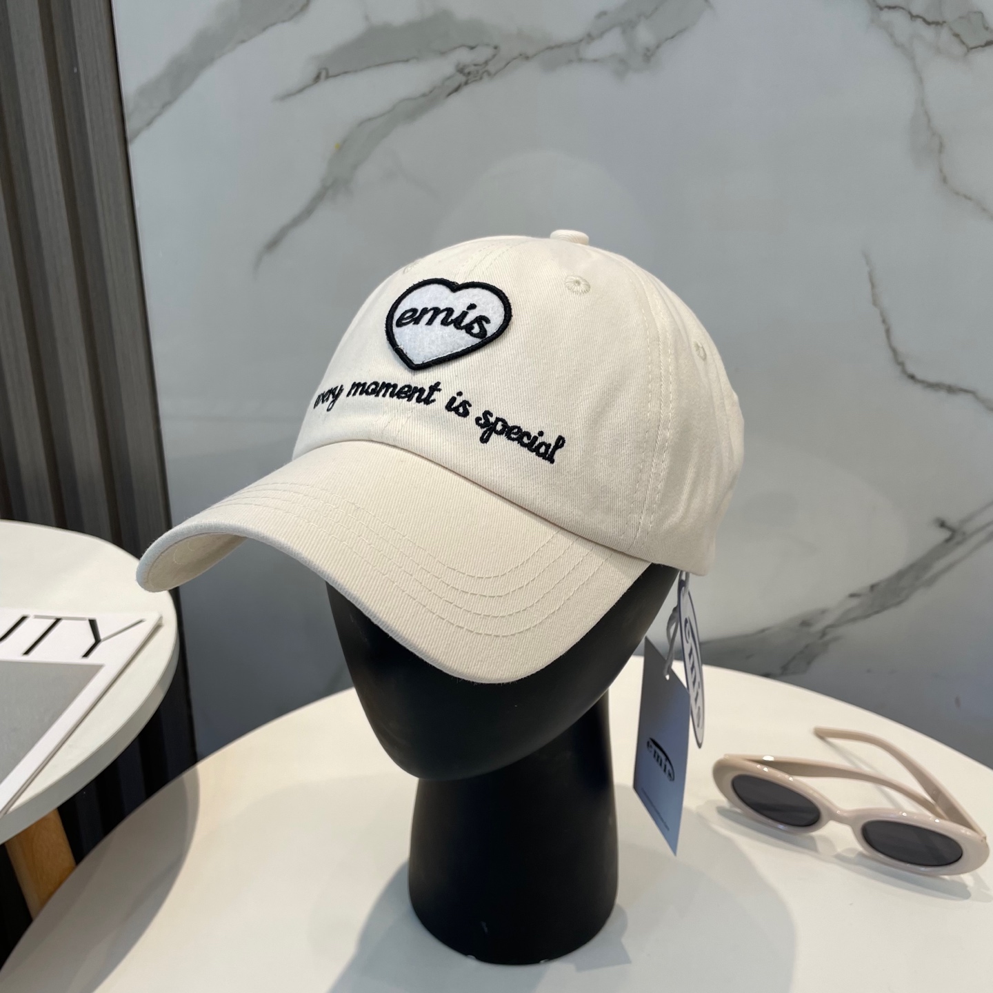 A very flattering baseball cap that suits all face shapes.