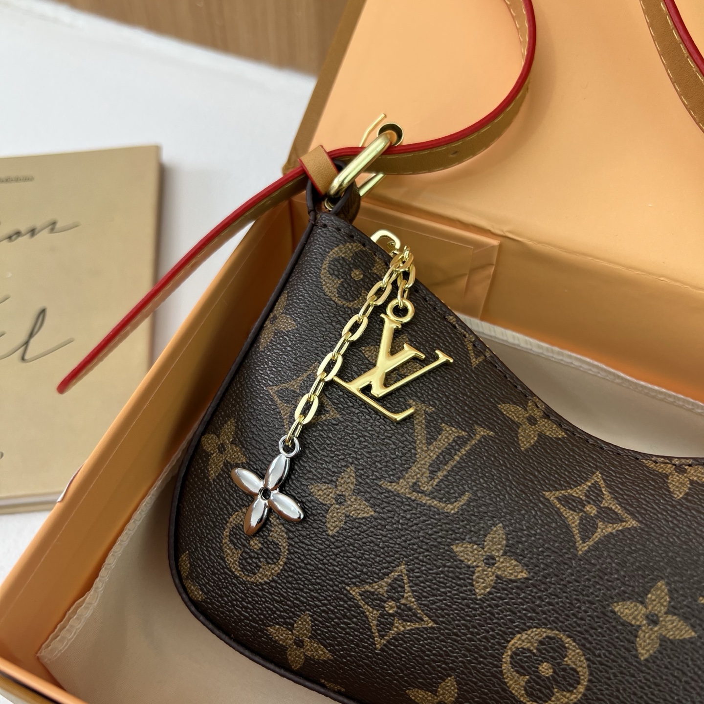 Stylish and simple single-shoulder bag