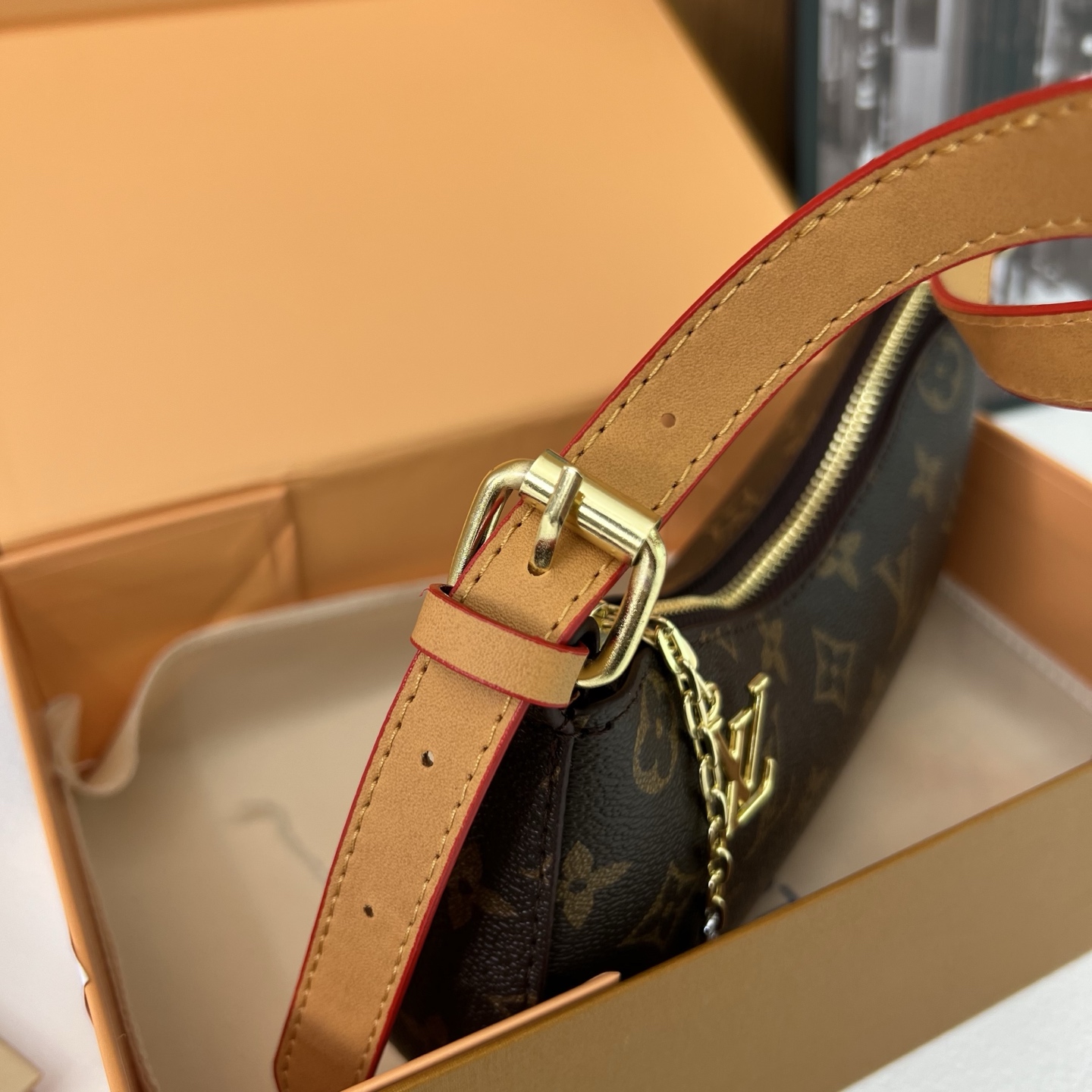 Stylish and simple single-shoulder bag