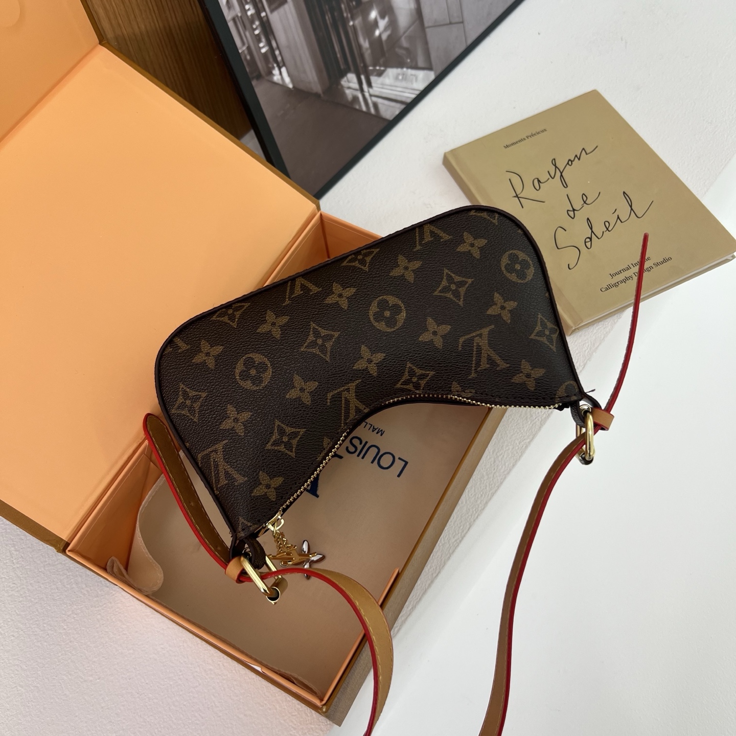 Stylish and simple single-shoulder bag