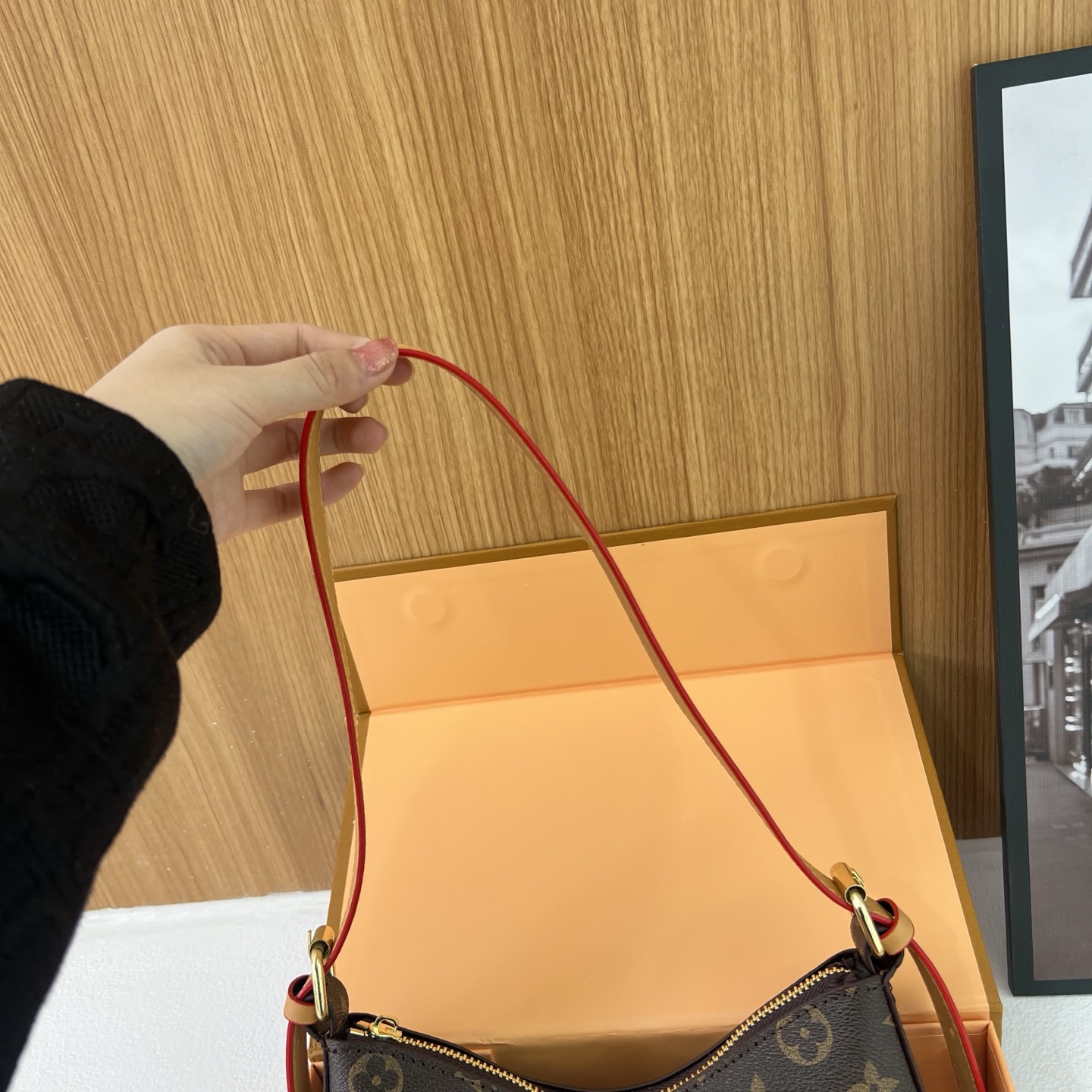 Stylish and simple single-shoulder bag