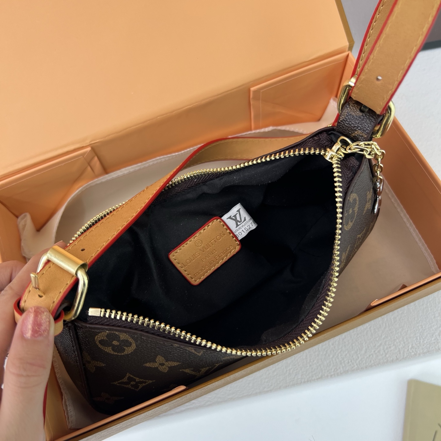 Stylish and simple single-shoulder bag