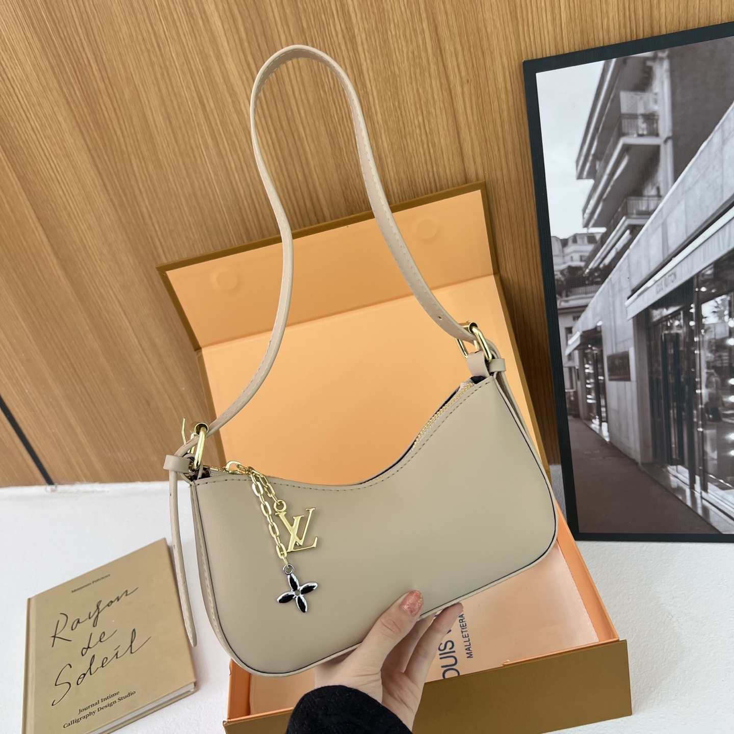 Stylish and simple single-shoulder bag