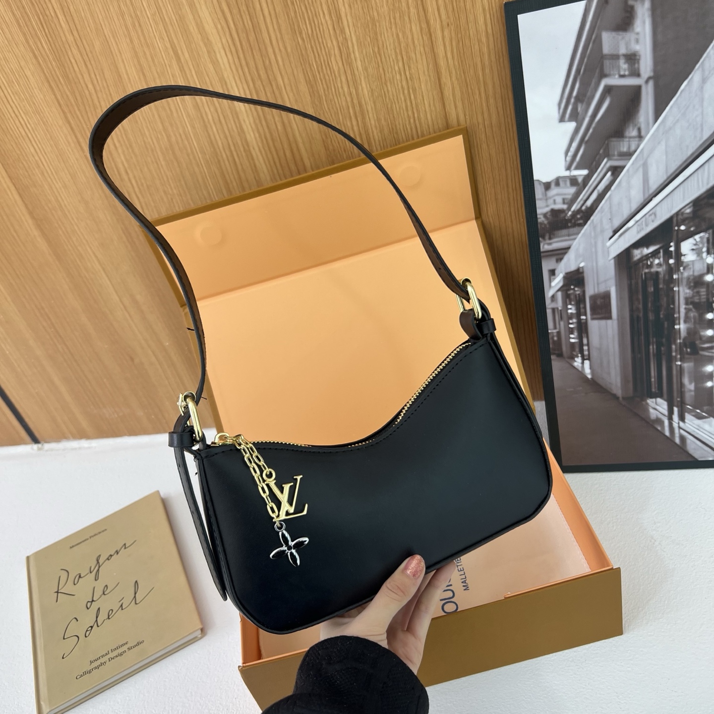 Stylish and simple single-shoulder bag