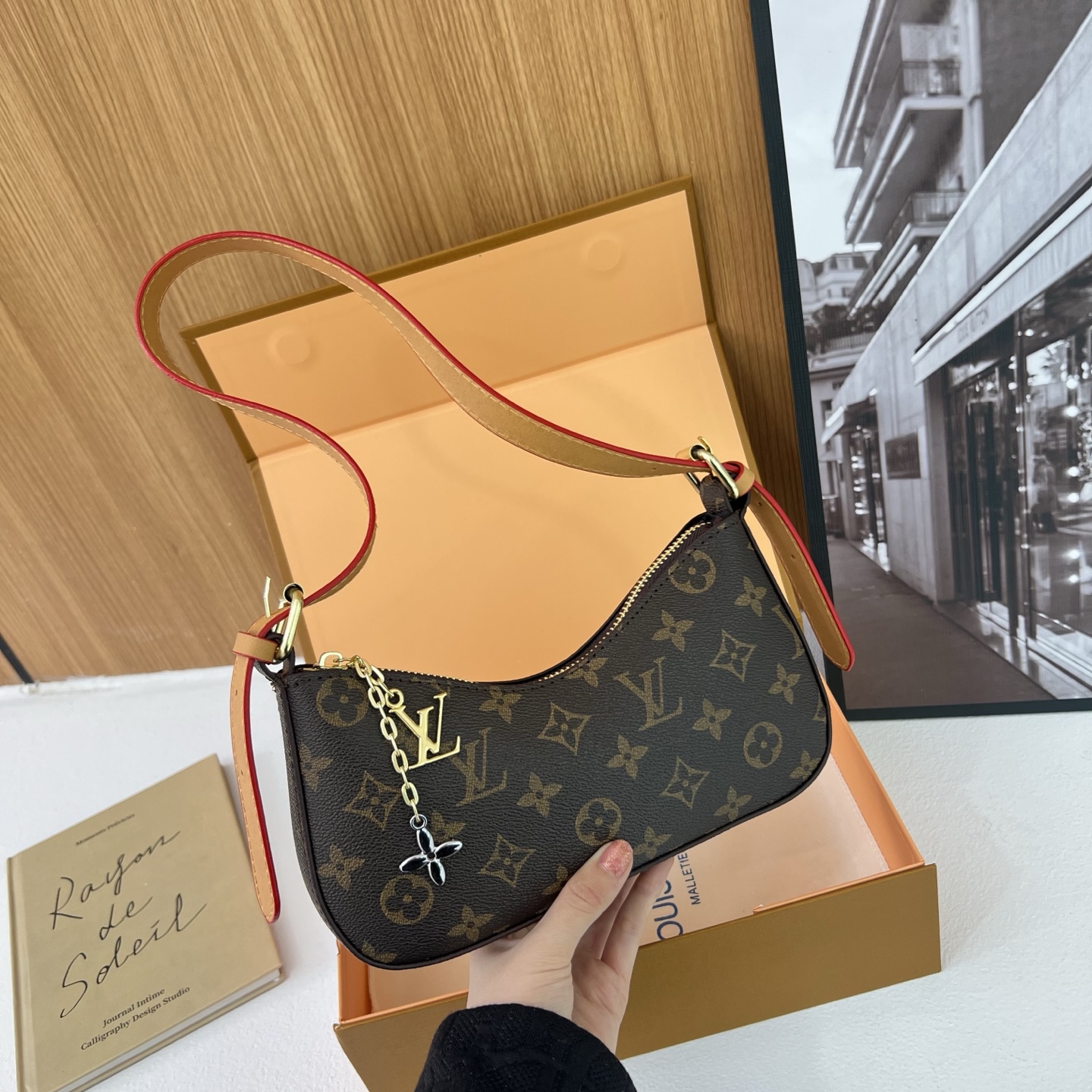 Stylish and simple single-shoulder bag