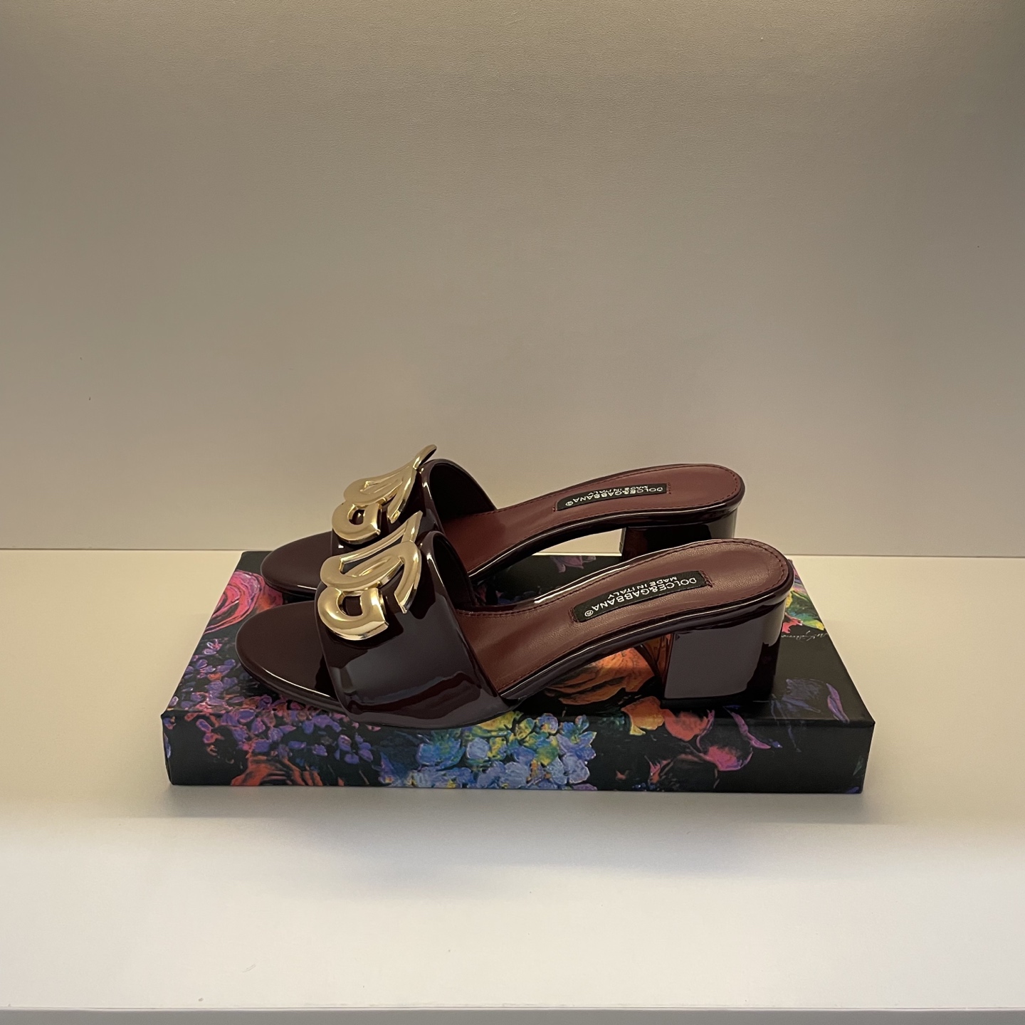 Stylish and classic slippers