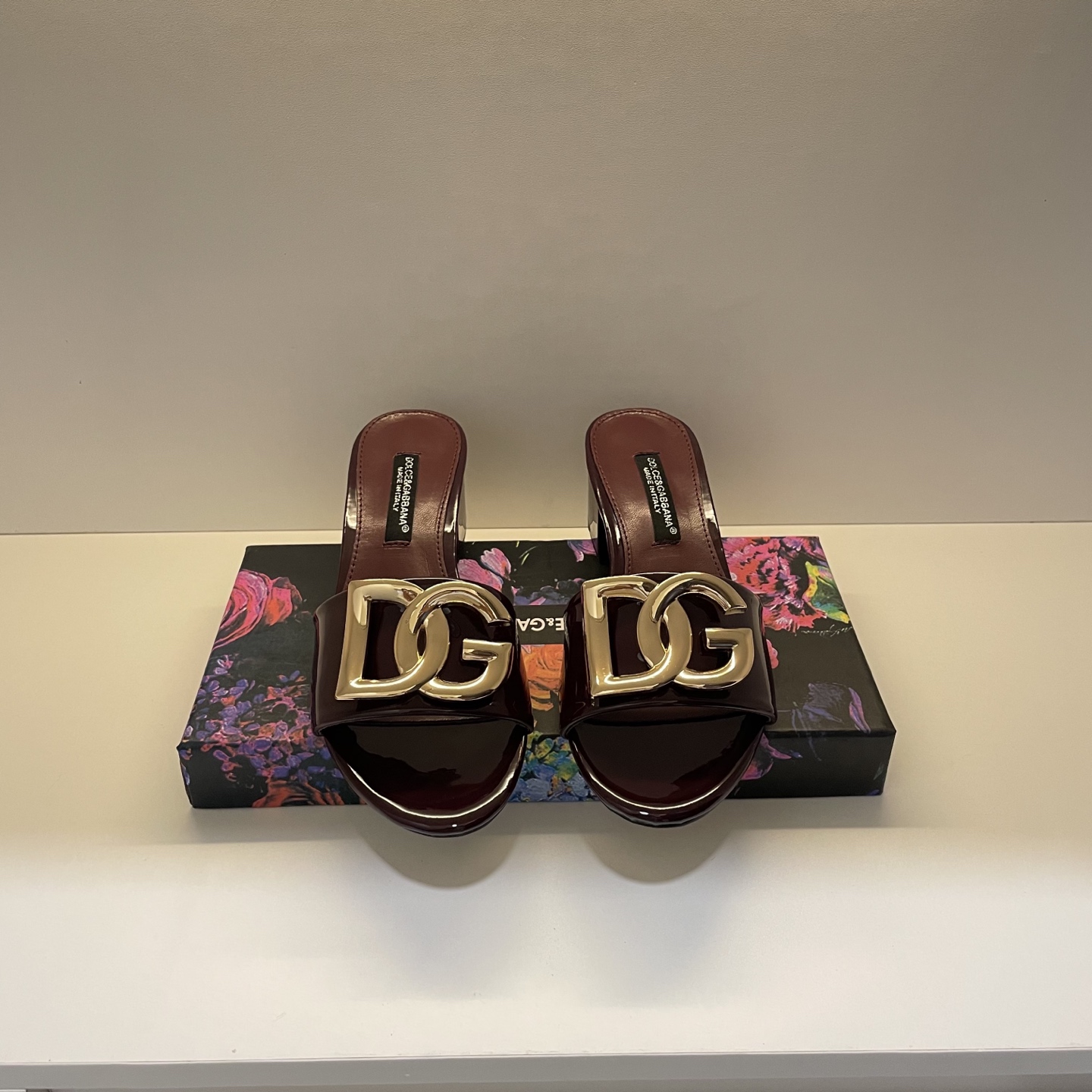 Stylish and classic slippers