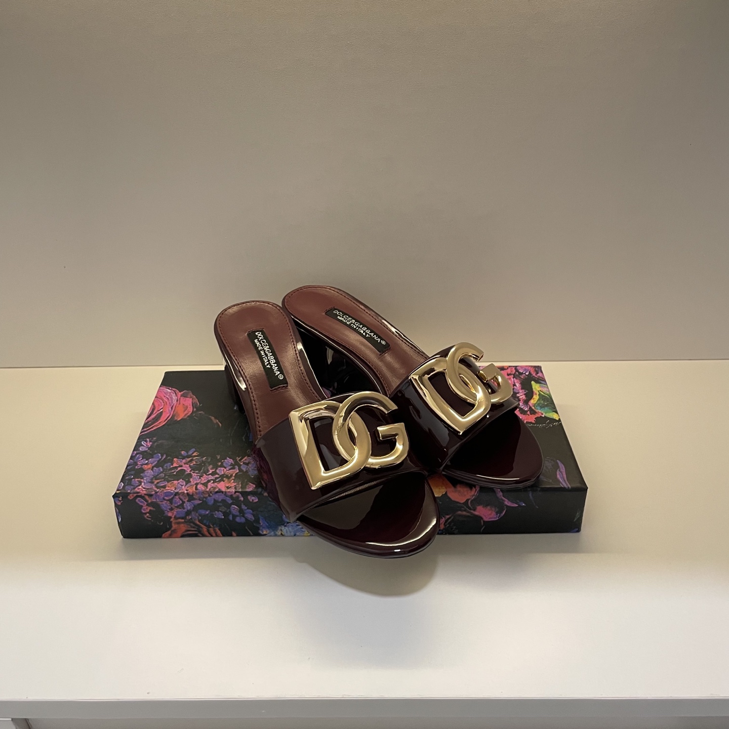 Stylish and classic slippers