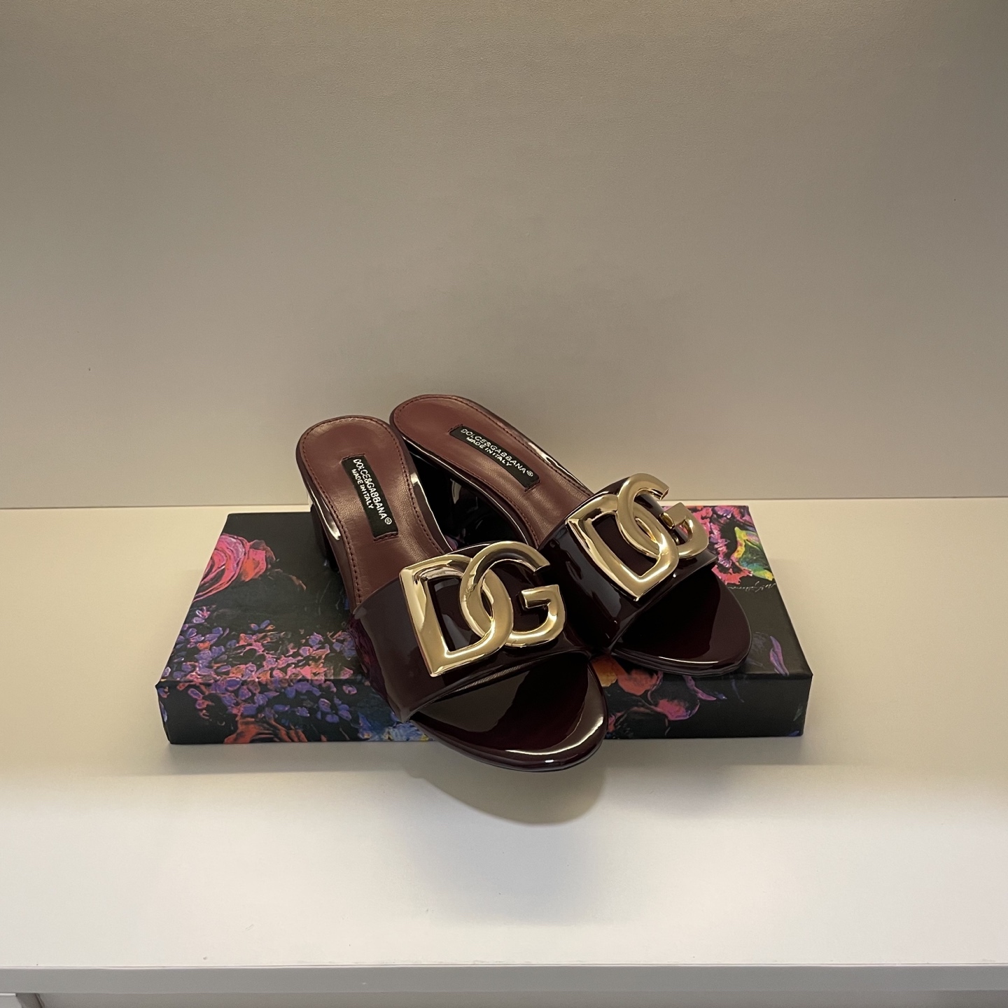 Stylish and classic slippers