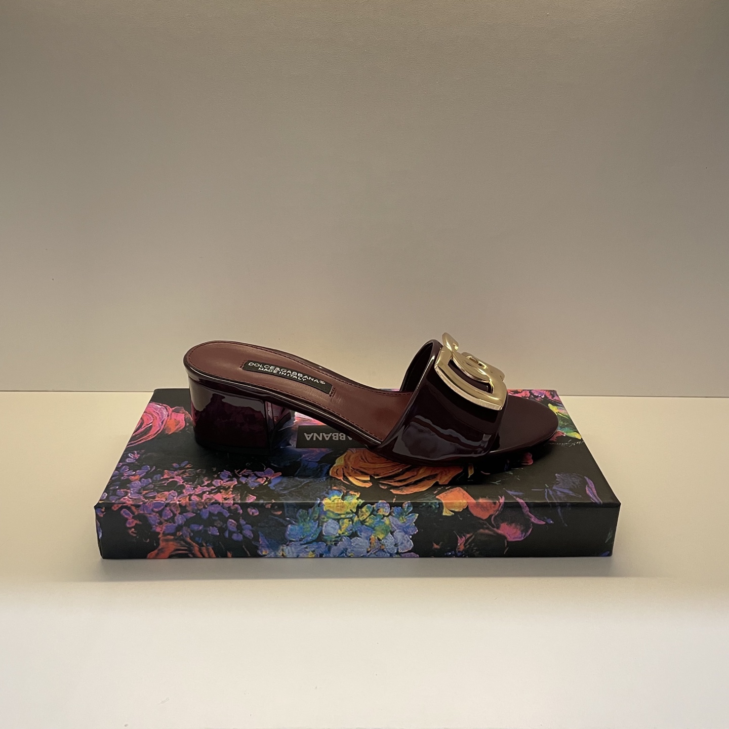 Stylish and classic slippers