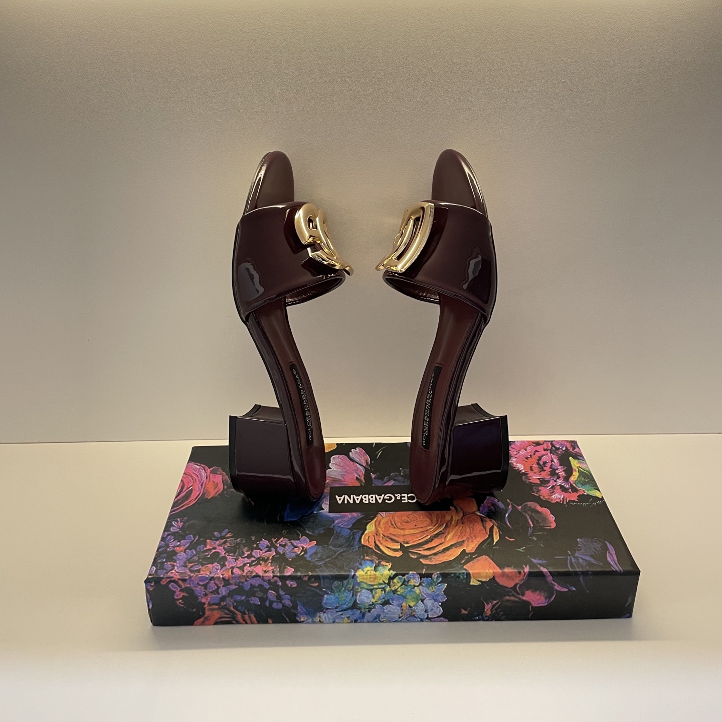 Stylish and classic slippers
