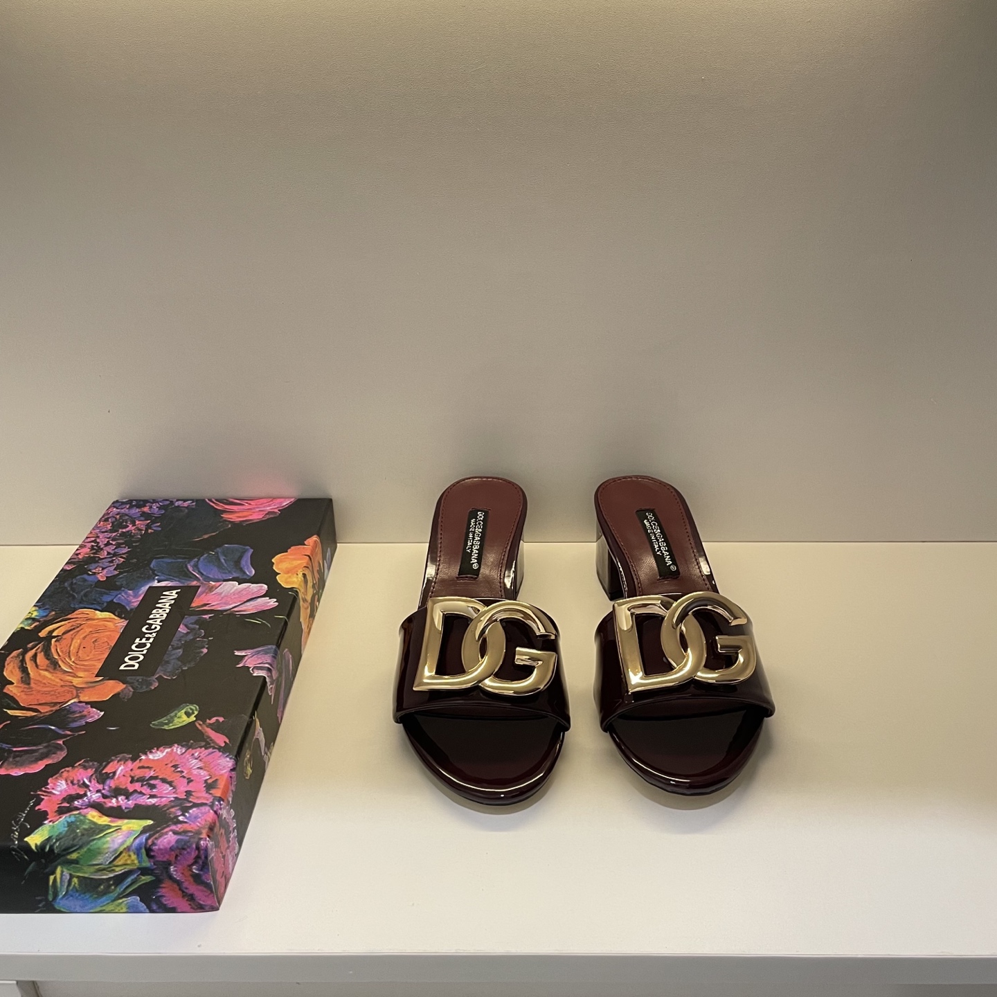 Stylish and classic slippers