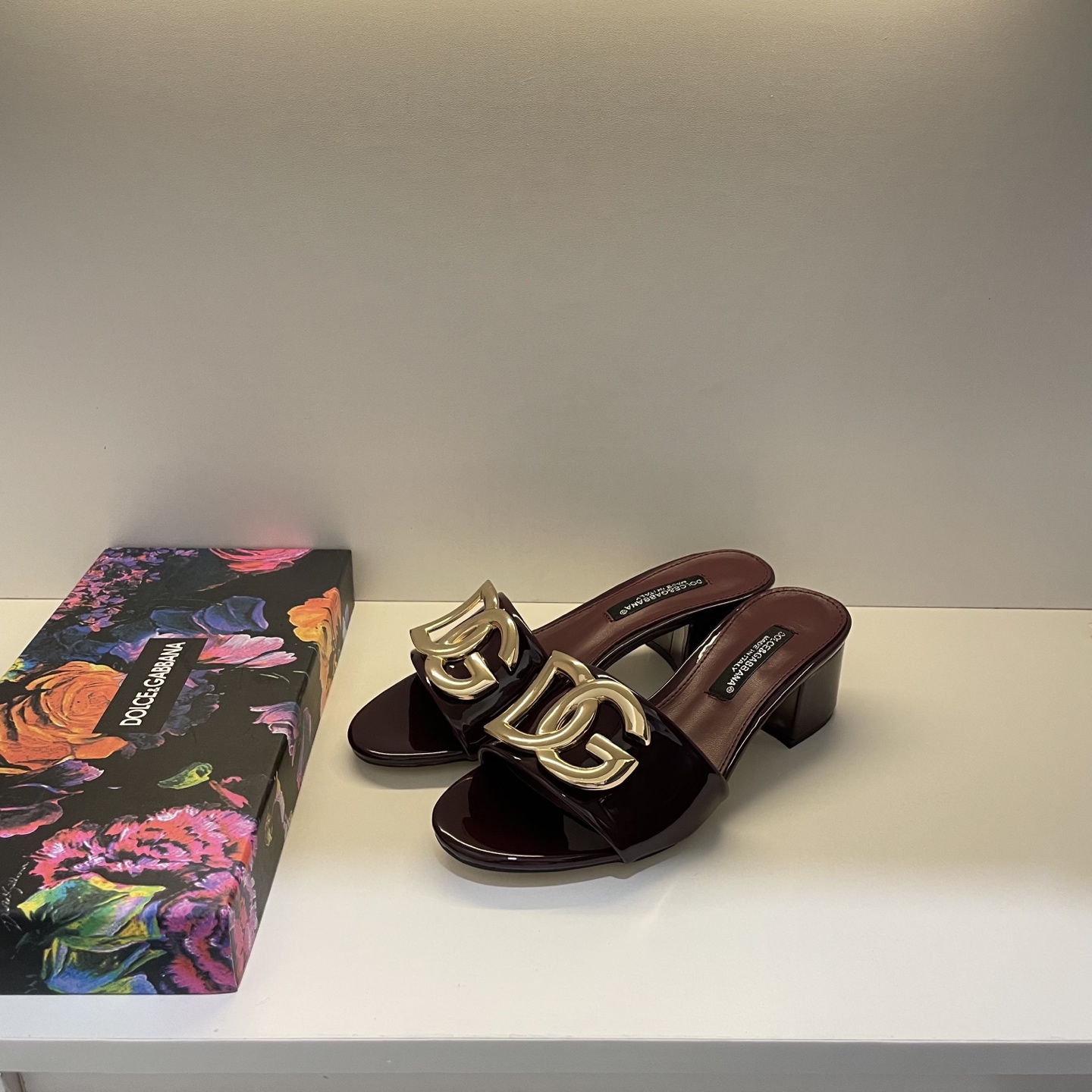 Stylish and classic slippers