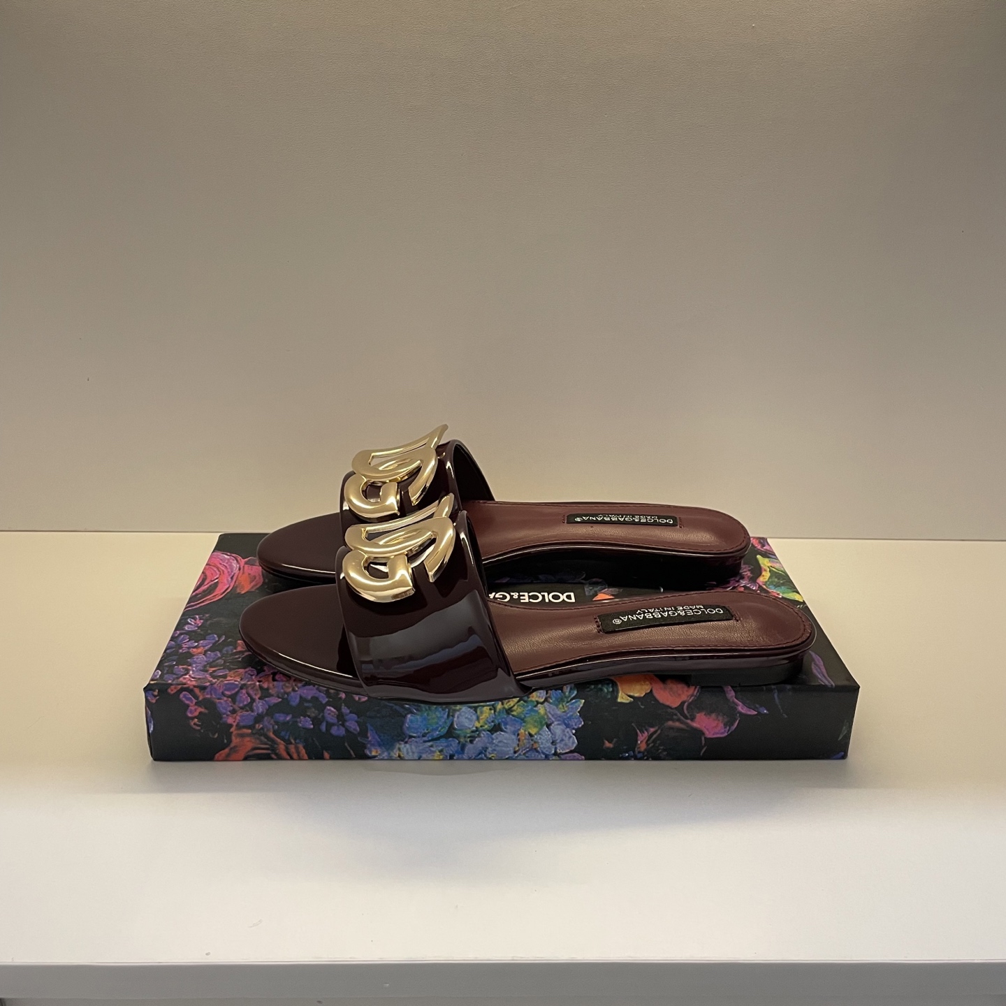 Stylish and classic slippers