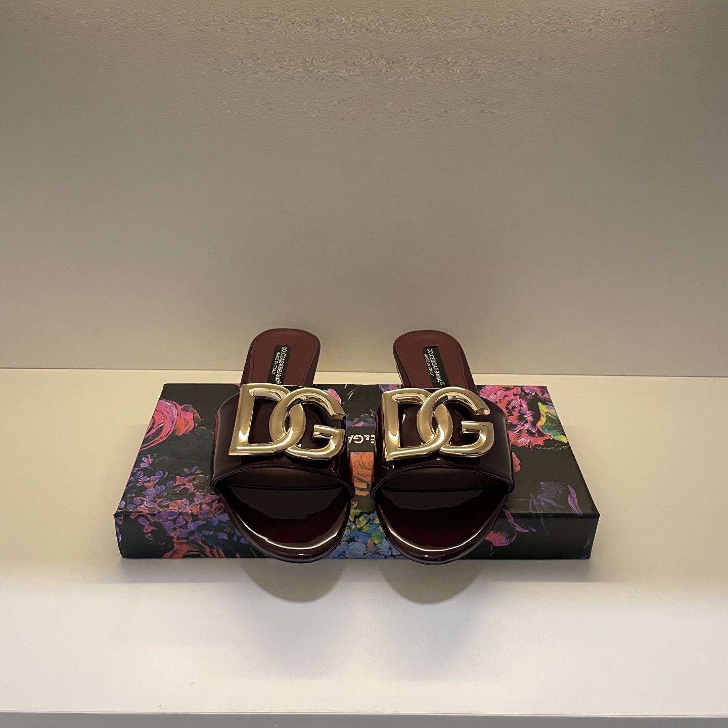 Stylish and classic slippers