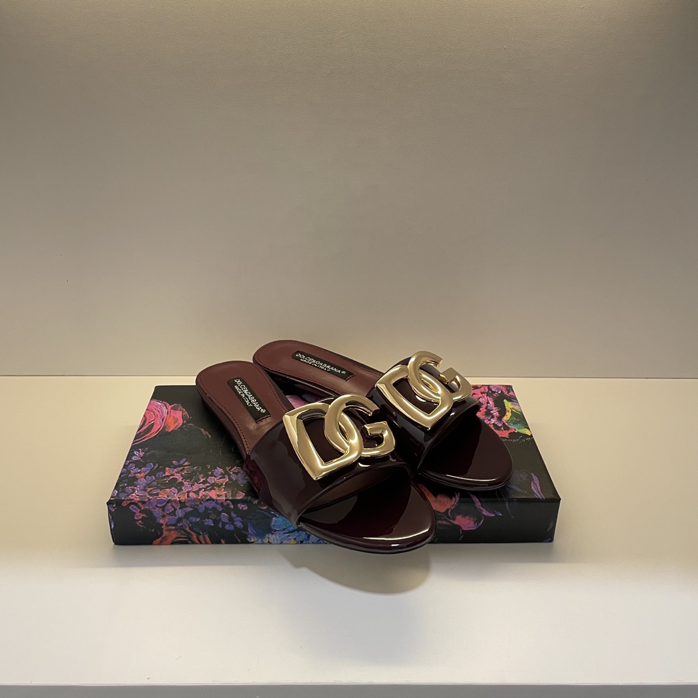 Stylish and classic slippers