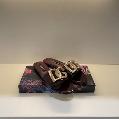 Stylish and classic slippers
