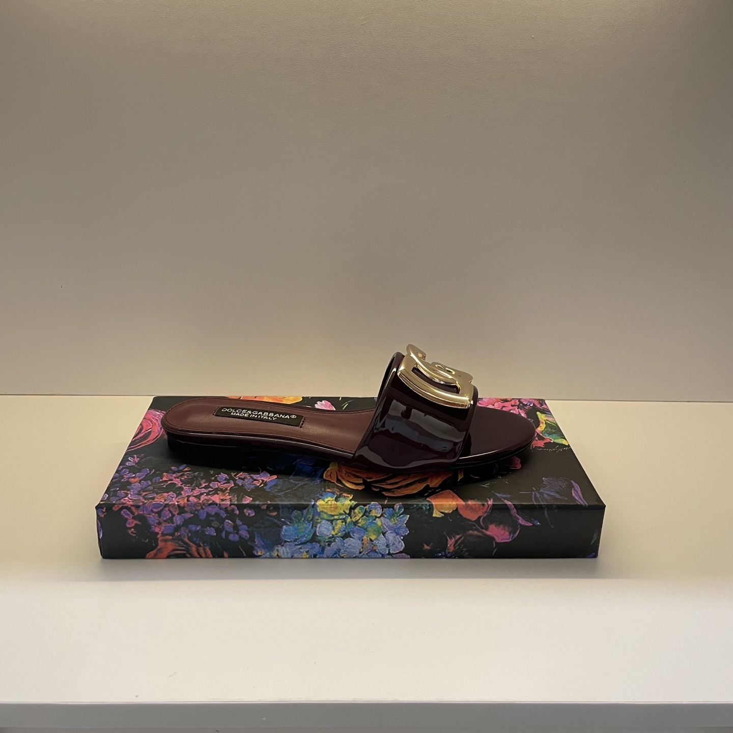 Stylish and classic slippers