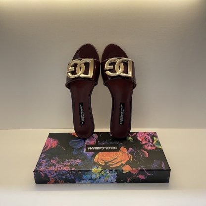Stylish and classic slippers